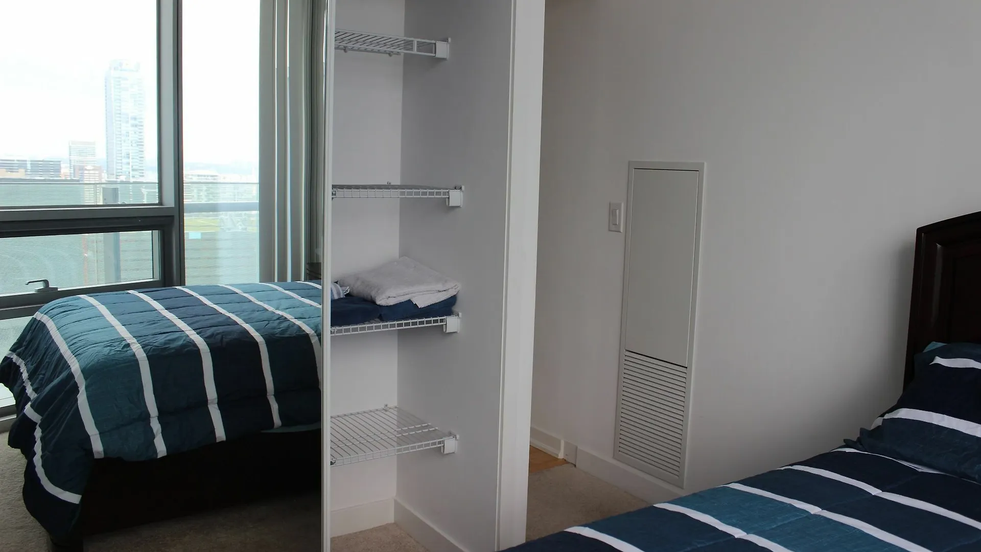 **** Hotel The Corporate Suites - Ice Condos Toronto Canada