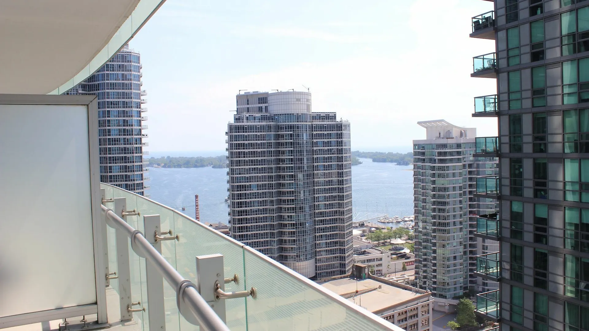 The Corporate Suites - Ice Condos Toronto Hotel
