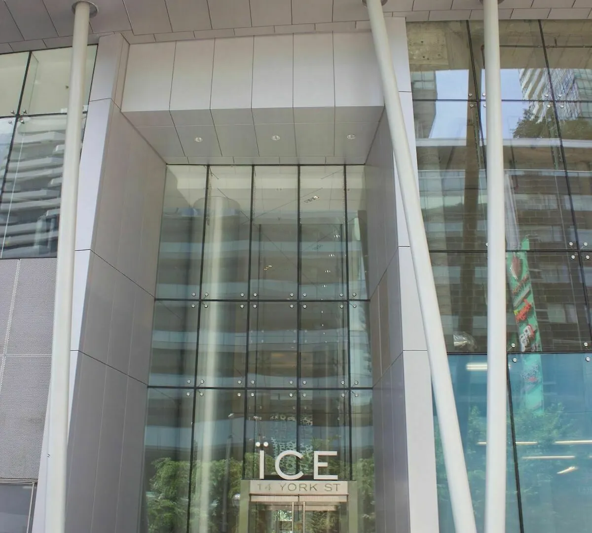 **** Hotel The Corporate Suites - Ice Condos Toronto Canada